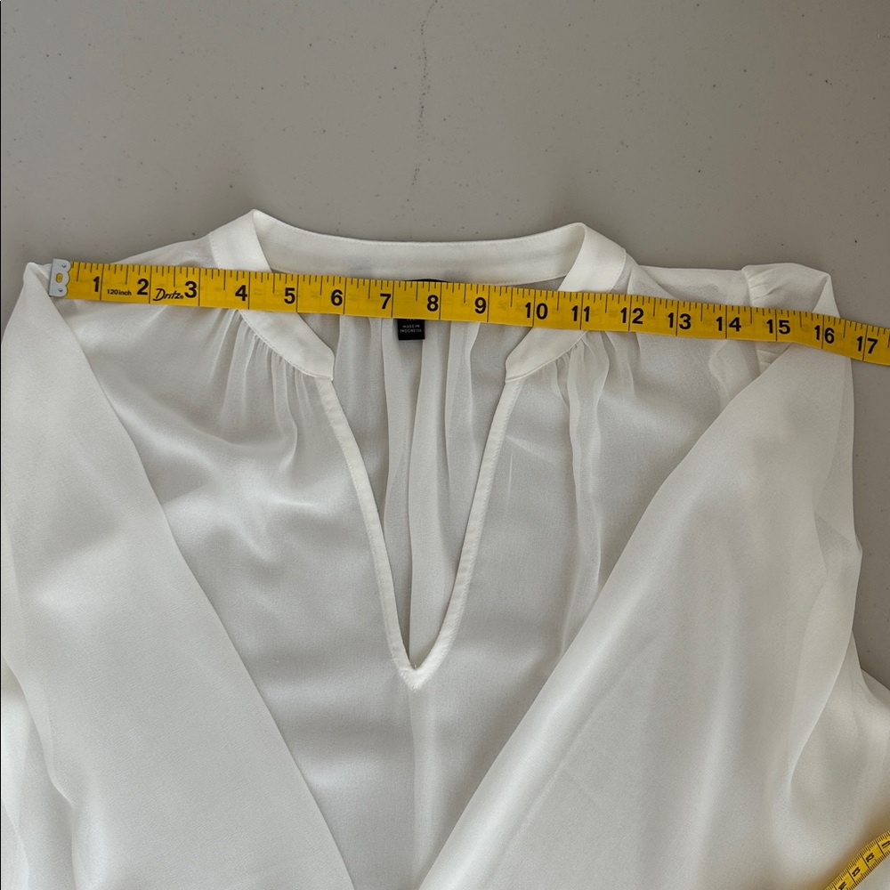 Banana Republic Sheer Cream Blouse Size Medium - Picture 9 of 14